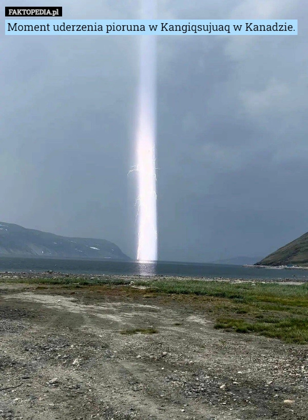 
    Moment uderzenia pioruna w Kangiqsujuaq w Kanadzie.