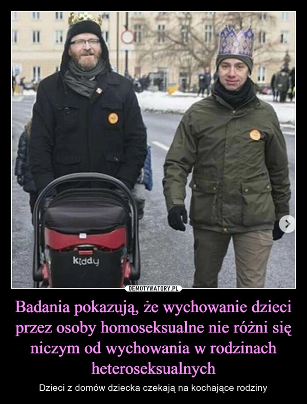 
    Badania pokazują, że wychowanie dzieci przez osoby homoseksualne nie różni się niczym od wychowania w rodzinach heteroseksualnych 