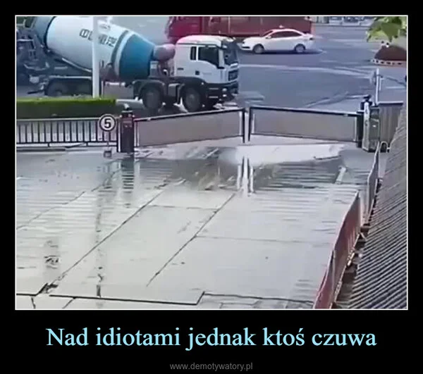 
    Nad idiotami jednak ktoś czuwa