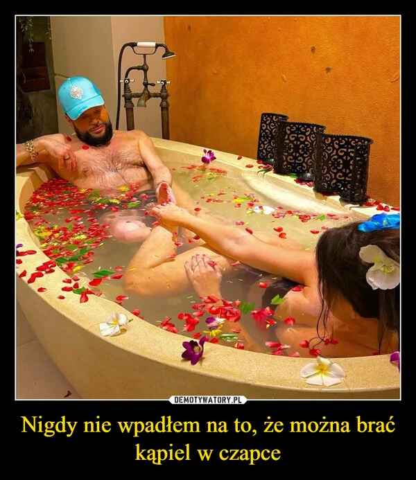 
    Nigdy nie wpadłem na to, że można brać kąpiel w czapce