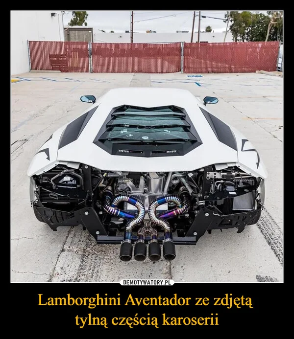 
    Lamborghini Aventador ze zdjętą tylną częścią karoserii