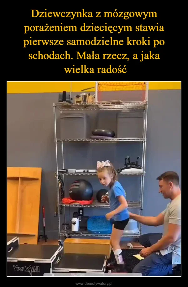 
    Dziewczynka z mózgowym porażeniem dziecięcym stawia pierwsze samodzielne kroki po schodach. Mała rzecz, a jaka wielka radość
