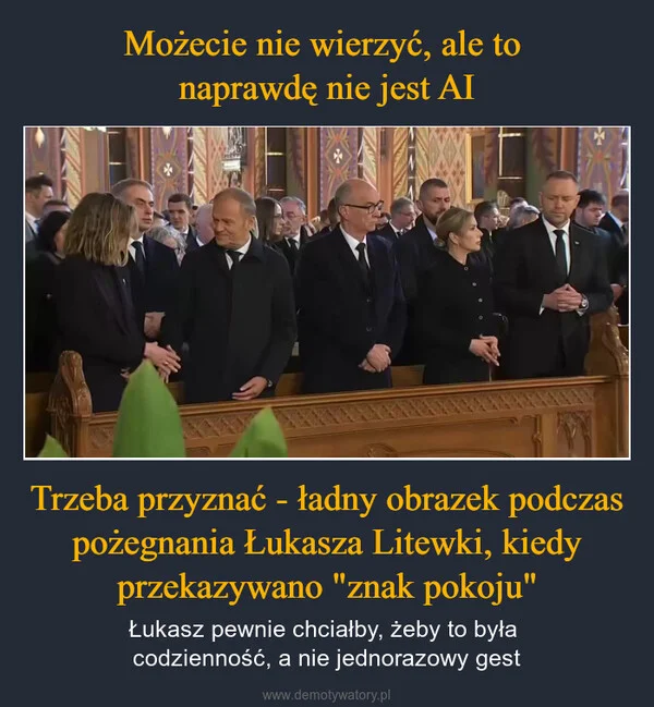 
    Możecie nie wierzyć, ale to naprawdę nie jest AI Trzeba przyznać - ładny obrazek podczas pożegnania Łukasza Litewki, kiedy przekazywano 