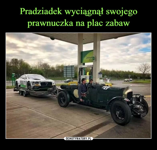 
    Pradziadek wyciągnął swojego prawnuczka na plac zabaw 