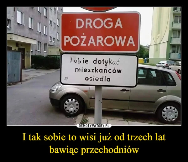 
    I tak sobie to wisi już od trzech lat bawiąc przechodniów