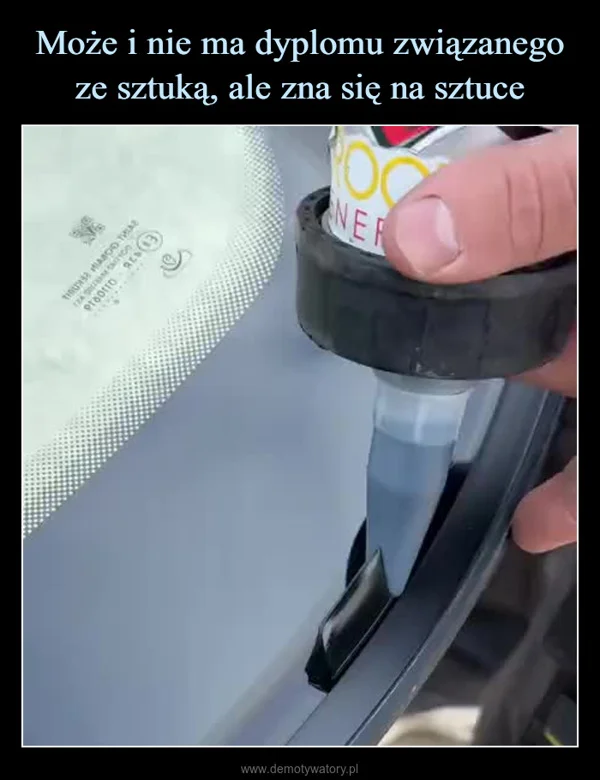 
    Może i nie ma dyplomu związanego ze sztuką, ale zna się na sztuce