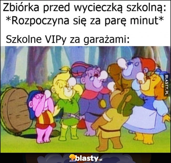 
    Zbiórka przed wycieczką szkolną rozpoczyna się za parę minut. Szkolne VIPy za garażami gumisie piją sok z gumijagód