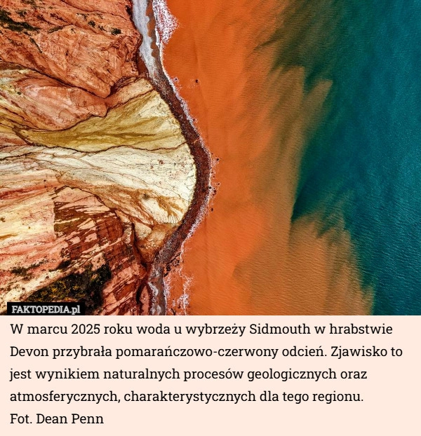 
    W marcu 2025 roku woda u wybrzeży Sidmouth w hrabstwie Devon przybrała pomarańczowo-czerwony