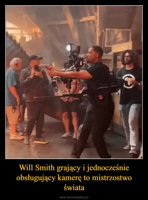 
    Will Smith grający i jednocześnie obsługujący kamerę to mistrzostwo świata