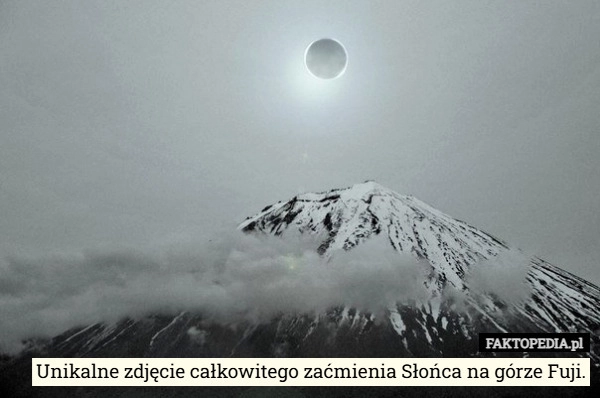 
    Unikalne zdjęcie całkowitego zaćmienia Słońca na górze Fuji.