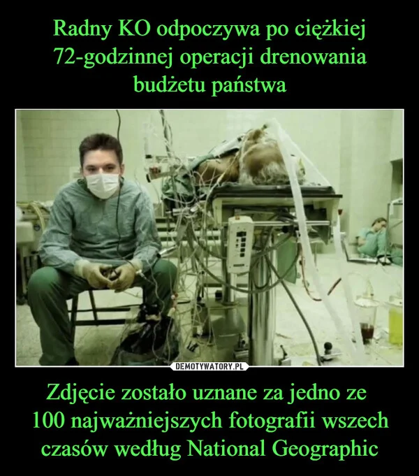 Radny KO odpoczywa po ciężkiej 72-godzinnej operacji drenowania budżetu państwa Zdjęcie zostało uznane za jedno ze 100 najważniejszych fotografii wszech czasów według National Geographic