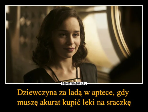 
    Dziewczyna za ladą w aptece, gdy muszę akurat kupić leki na sraczkę