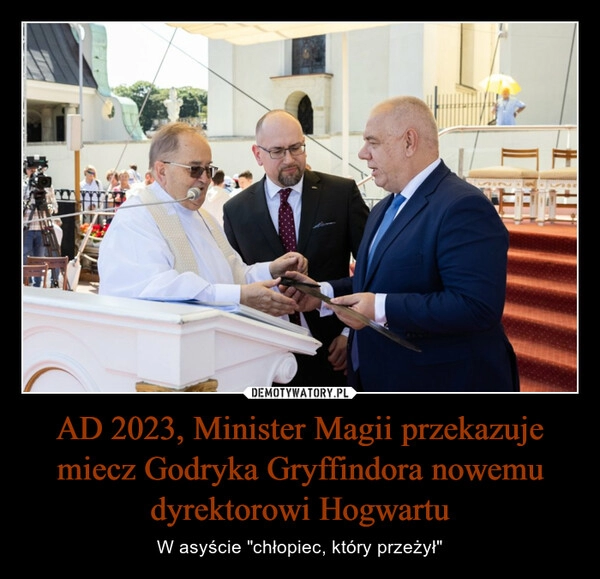 
    AD 2023, Minister Magii przekazuje miecz Godryka Gryffindora nowemu dyrektorowi Hogwartu