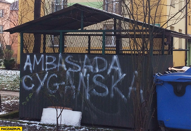 
    Ambasada Cygańska napis na śmietniku