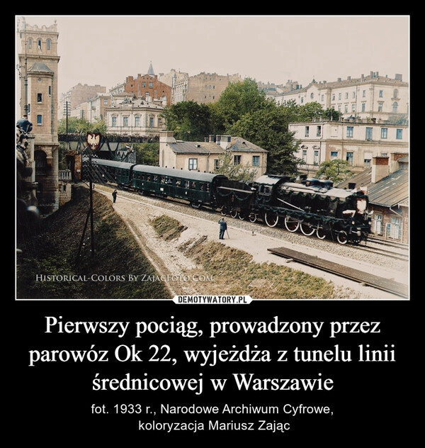 
    Pierwszy pociąg, prowadzony przez parowóz Ok 22, wyjeżdża z tunelu linii średnicowej w Warszawie