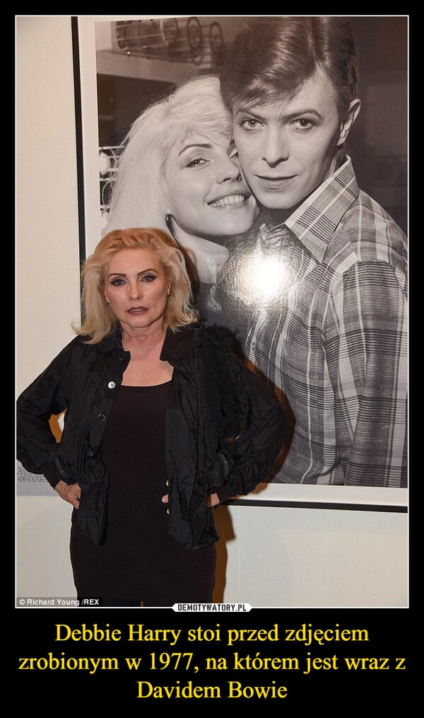 
    Debbie Harry stoi przed zdjęciem zrobionym w 1977, na którem jest wraz z Davidem Bowie