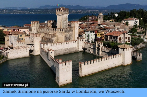 
    Zamek Sirmione na jeziorze Garda w Lombardii, we Włoszech.