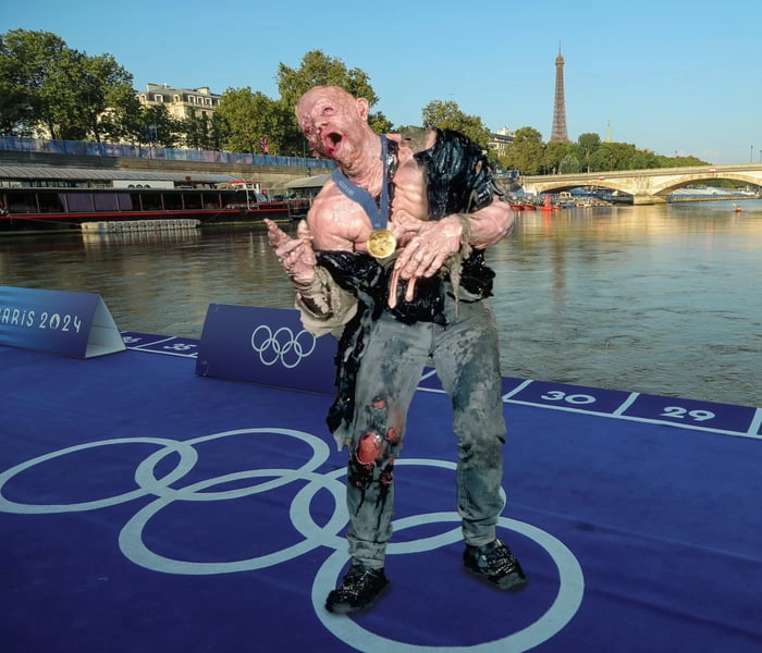 
    The winner of the Triathlon after swimming in the Seine.