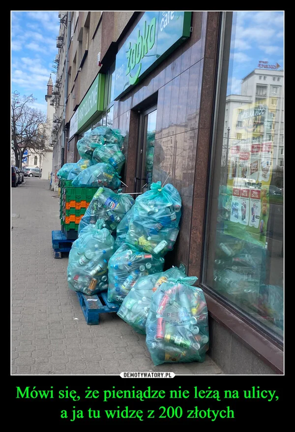 
    Mówi się, że pieniądze nie leżą na ulicy, a ja tu widzę z 200 złotych