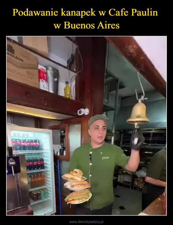 
    Podawanie kanapek w Cafe Paulin w Buenos Aires