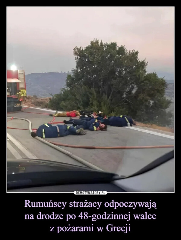 
    Rumuńscy strażacy odpoczywają
na drodze po 48-godzinnej walce
z pożarami w Grecji