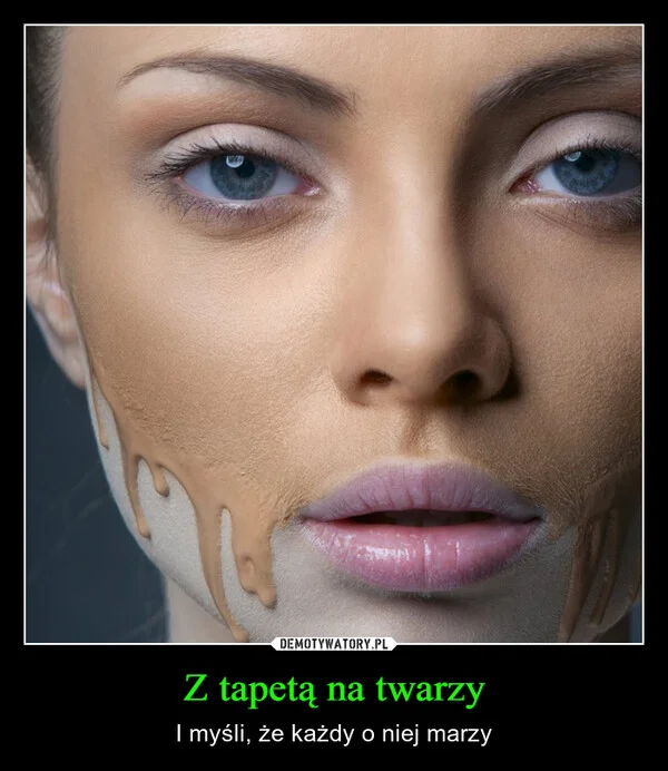 
    Z tapetą na twarzy