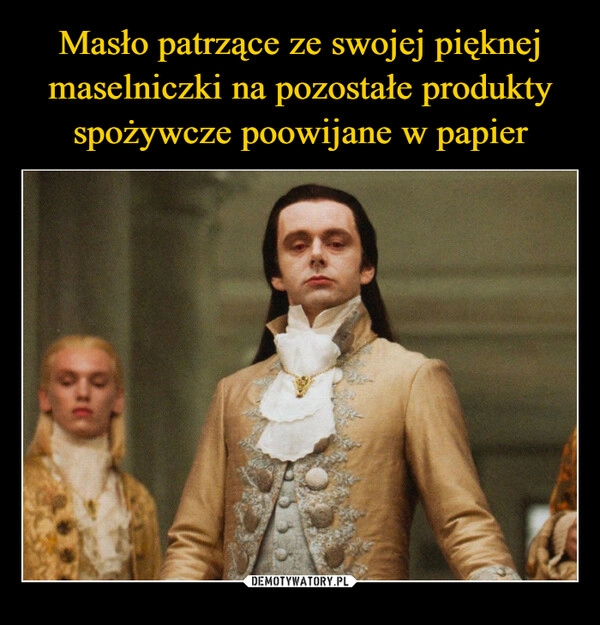 
    Masło patrzące ze swojej pięknej maselniczki na pozostałe produkty spożywcze poowijane w papier