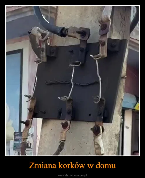 
    Zmiana korków w domu