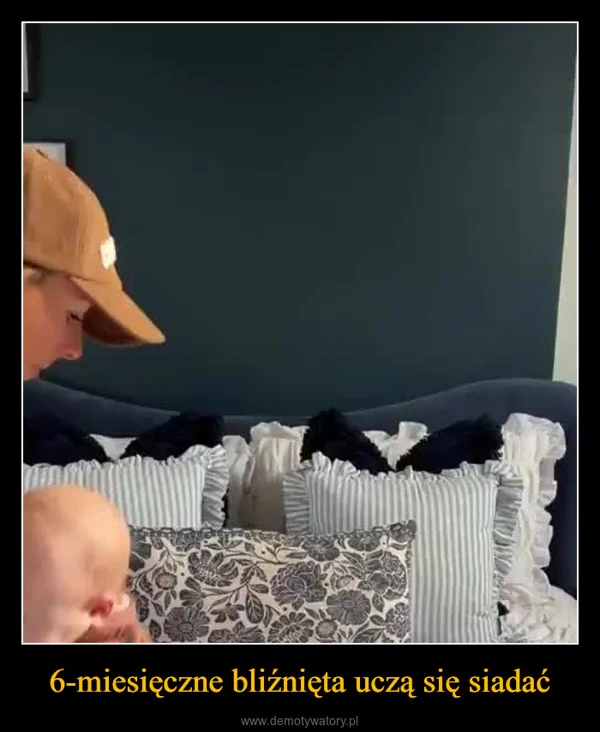 
    6-miesięczne bliźnięta uczą się siadać