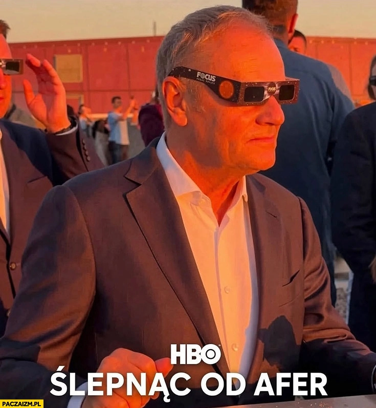 
    Tusk w okularach HBO ślepnąc od afer zaćmienie słońca