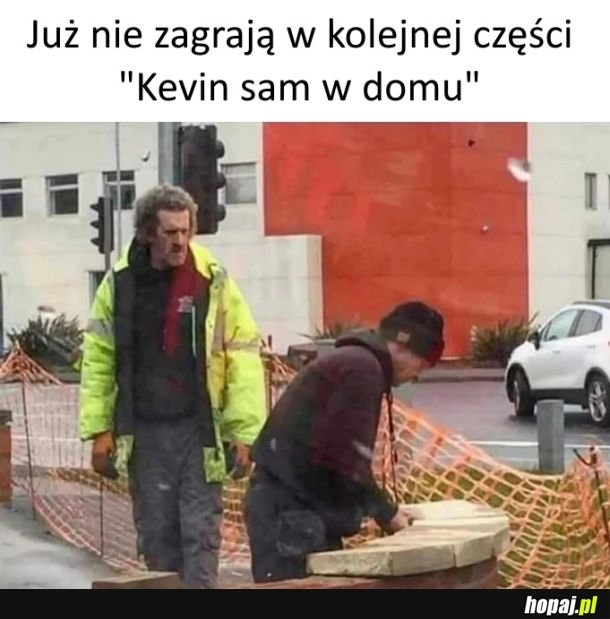 
    Kevin sam w domu