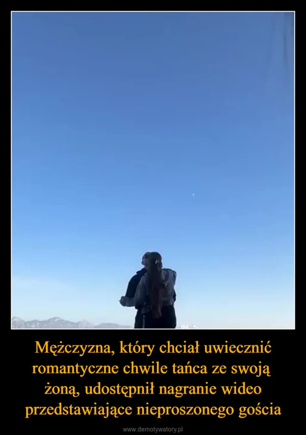 
    Mężczyzna, który chciał uwiecznić romantyczne chwile tańca ze swoją żoną, udostępnił nagranie wideo przedstawiające nieproszonego gościa