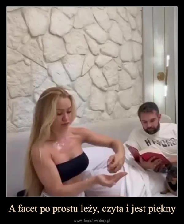 A facet po prostu leży, czyta i jest piękny