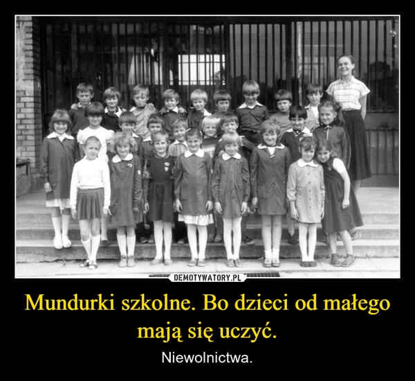 
    Mundurki szkolne. Bo dzieci od małego mają się uczyć.