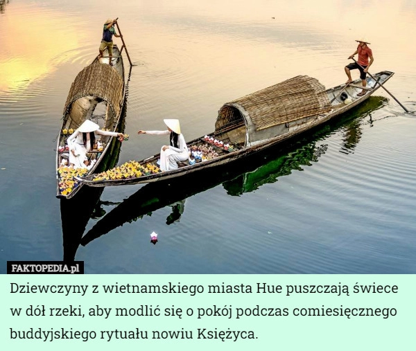 
    Dziewczyny z wietnamskiego miasta Hue puszczają świece w dół rzeki, aby...