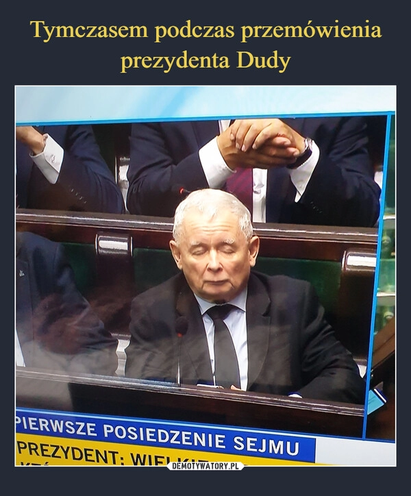 
    Tymczasem podczas przemówienia prezydenta Dudy