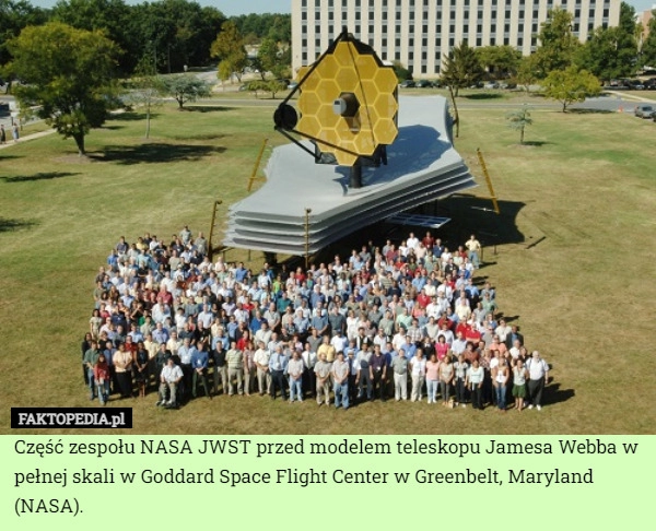 
    Część zespołu NASA JWST przed modelem teleskopu Jamesa Webba w pełnej skali