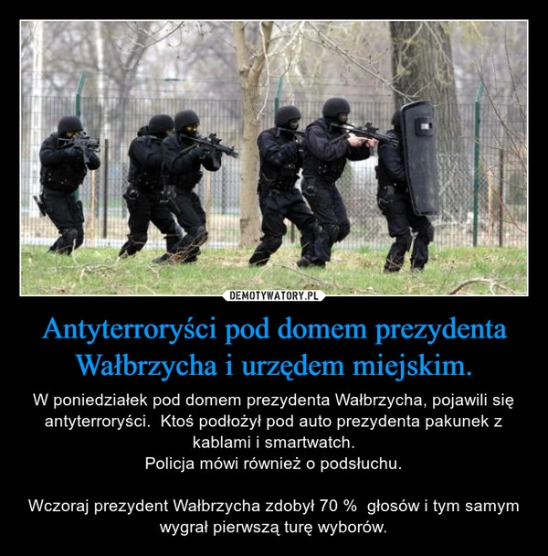 
    Antyterroryści pod domem prezydenta Wałbrzycha i urzędem miejskim.