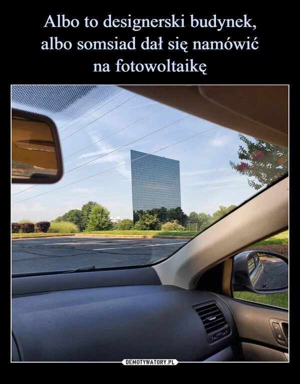 
    Albo to designerski budynek,
albo somsiad dał się namówić
na fotowoltaikę 