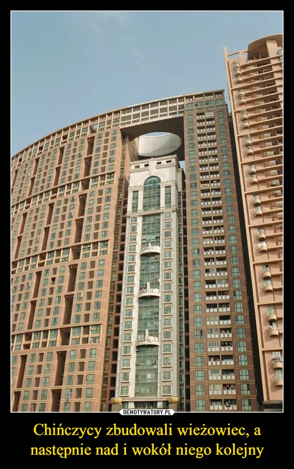 
    Chińczycy zbudowali wieżowiec, a następnie nad i wokół niego kolejny