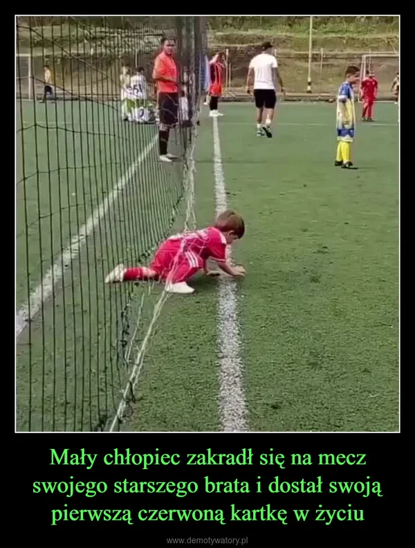 
    Mały chłopiec zakradł się na mecz swojego starszego brata i dostał swoją pierwszą czerwoną kartkę w życiu