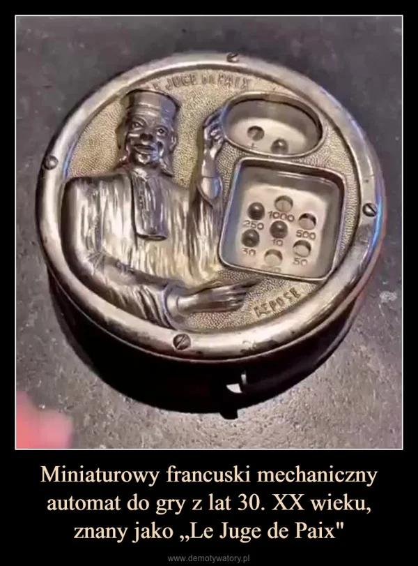 Miniaturowy francuski mechaniczny automat do gry z lat 30. XX wieku, znany jako „Le Juge de Paix