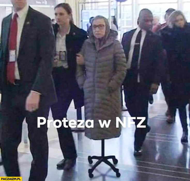 
    Proteza w NFZ babcia na krześle na kółkach