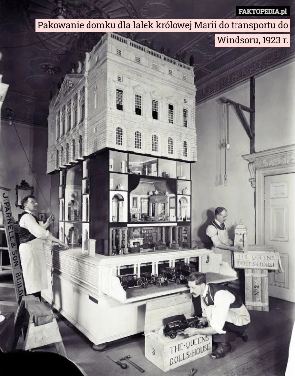
    Pakowanie domku dla lalek królowej Marii do transportu do Windsoru, 1923