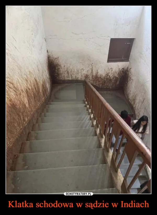 
    Klatka schodowa w sądzie w Indiach