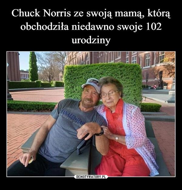 
    Chuck Norris ze swoją mamą, którą obchodziła niedawno swoje 102 urodziny