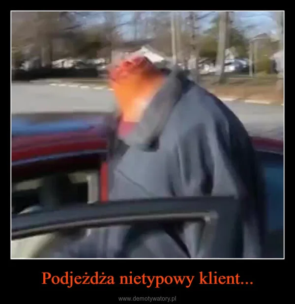 
    Podjeżdża nietypowy klient...
