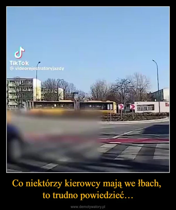 
    Co niektórzy kierowcy mają we łbach, to trudno powiedzieć…