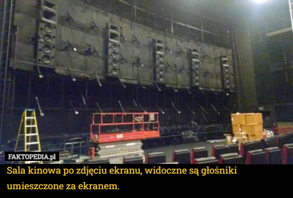 
    Sala kinowa po zdjęciu ekranu, widoczne są głośniki umieszczone za ekranem.