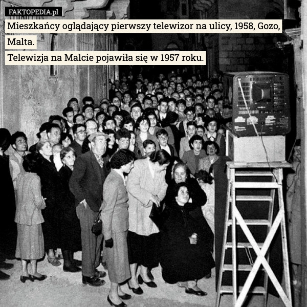 
    Mieszkańcy oglądający pierwszy telewizor na ulicy, 1958, Gozo, Malta.
Telewizja